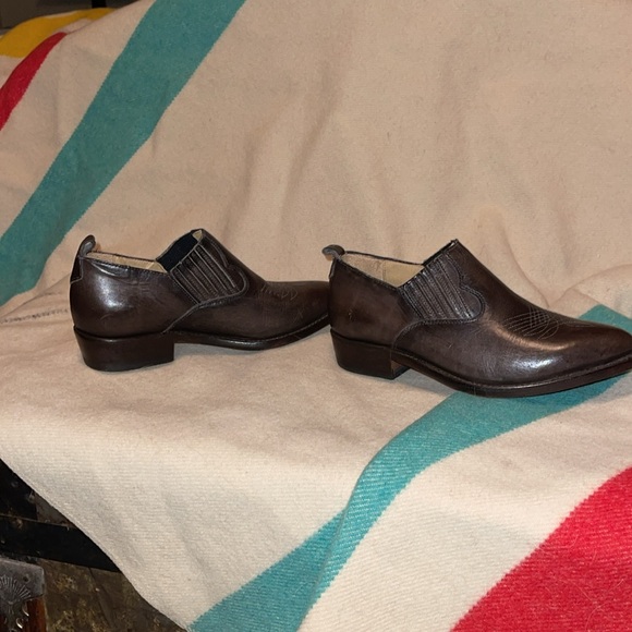 Frye Women’s size 7 cowboy Boots. Heeled. Ankle height Elastic sides. Br leather - Picture 10 of 11